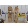 Image 1 : Pair of Made in Canada Snowshoes 10"×36" - 1 Missing Foot Harness