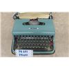 Image 2 : Lettera 22 Underwood Olivetti Manual Portable Typewriter in Blue Case