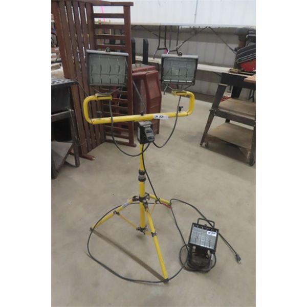 2 Hallogen Lights- 1 on Stand
