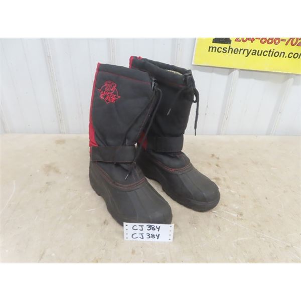 Pair of Artic Cat Sz 9 Snowmobile Boots - Lightly Worn