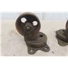 Image 6 : 4 Large Barn Door Hinges, 4 Cast Iron Caster Wheels