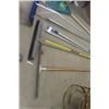 Image 3 : 4 Yard Tools: Rake, Roof Rake, Push Broom, Squeegee 