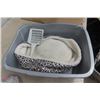 Image 2 : Cat Toys, Litter Box + Scoop, Cat Bed, Dishes + Collar
