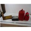 Image 1 : *(2) gas cans, radio