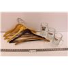 Image 1 : 6 Wood Hangers, 3 A&W Mugs