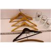 Image 3 : 6 Wood Hangers, 3 A&W Mugs