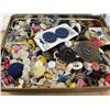 Image 1 : Tin of vintage buttons
