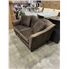 Image 2 : BRAND NEW BROWN FABRIC LOVE SEAT W/ 2 THROW PILLOWS - RETAIL $899