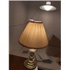 Image 1 : 1 brass like table lamp & 1 white swag lamp