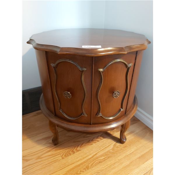 Round 4 legged table with storage