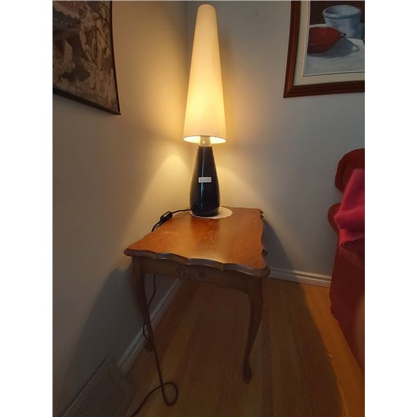 Vintage End Table with Lamp