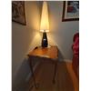 Image 1 : Vintage End Table with Lamp