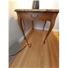 Image 2 : Vintage End Table with Lamp