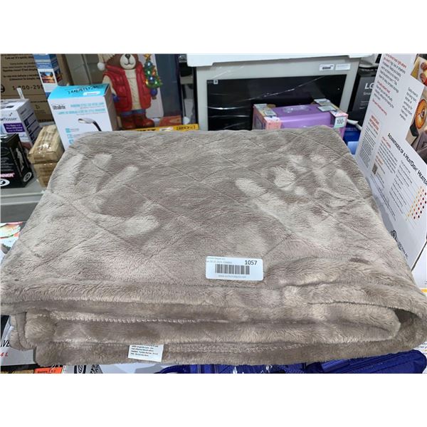 Life Comfort 100% Polyester Plush Blanket