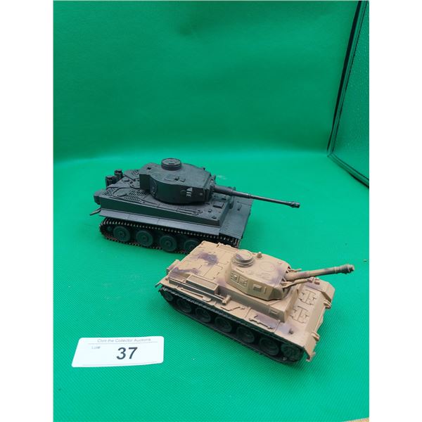 PAIR MODEL TANKS