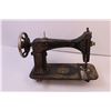 Image 3 : Antique Sewing Machine