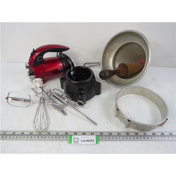 Betty Crocker Mixer (powers on) - Strainer