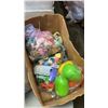 Image 2 : 2 TRAYS AND TOTE OF PURSES, COLLECTIBLES