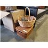 Image 2 : 2 BOXES OF WICKER AND WOVEN WOOD DECORATIONS