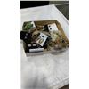 Image 2 : TRAY OF JEWELRY