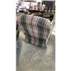 Image 3 : LAZBOY WINGBACK RECLINER - DAMAGED LEVER