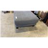 Image 2 : GREY OTTOMAN
