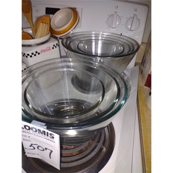 LIKE NEW 7 X GLASS MIXING BOWLS