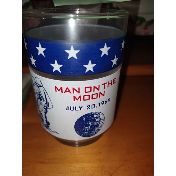1969 MAN ON THE MOON COLLECTORS GLASS (LIKE NEW )