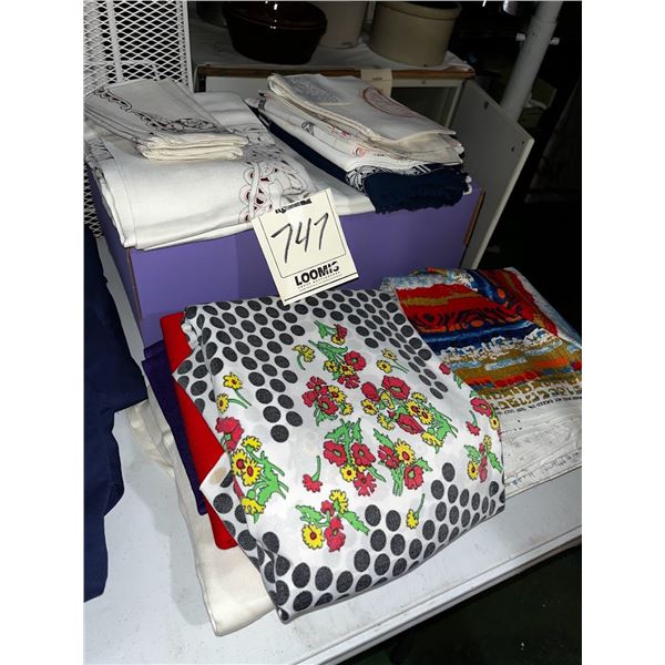 BEAUTIFUL LOT OF KITHCEN SOFTGOODS