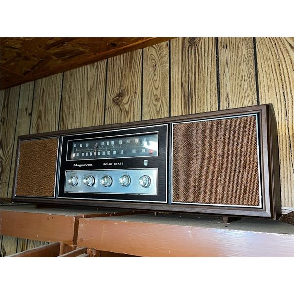 VINTAGE MAGNAVOX (RUN) RADIO