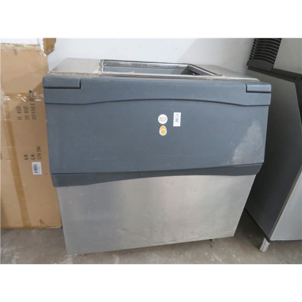 Approx. 1100 Lb. Ice Bin