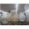 Image 3 : 2 Shelf Lot Plastic Pitchers, Insulated Pitchers & Sandwich Baskets