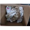 Image 2 : Quilt / Box w/Tablecloths