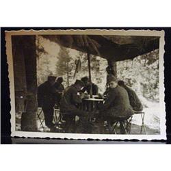 WW2 NAZI GERMAN PHOTO OF SOLDIERS EATING IN THE WO