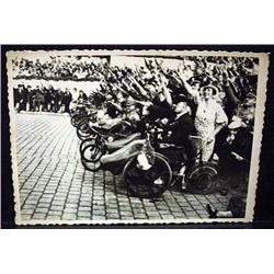 WW2 NAZI GERMAN ARCHIVES PHOTO OF CROWDS SALUTING 