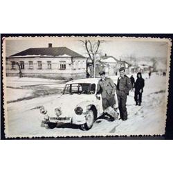 WW2 NAZI GERMAN ARCHIVES PHOTO OF SOLDIERS NEXT TO