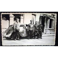 WW2 NAZI GERMAN ARCHIVES PHOTO OF SOLDIERS NEXT TO
