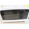 Image 2 : Hamilton Beach 1500W Microwave + Slap Chop - Works