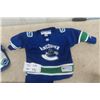 Image 3 : Vancouver Canucks Large Wall Decals, Hat, Luongo Poster, Kids 2-4T Jersey