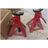 Image 2 : 2 Stabilizing Jacks + 2 Screw Jacks