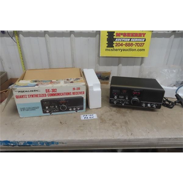 Realistic DX 302 Quart Sythesized Communications Receiver with Box - Powers Up