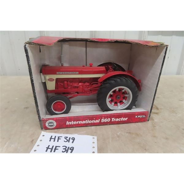 Ertl International Harvester  560 Die Cast Tractor in Box 1:16 Scale