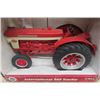 Image 2 : Ertl International Harvester  560 Die Cast Tractor in Box 1:16 Scale