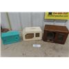 Image 1 : 3 Vintage Radios: 2 Wooden Cabinet + 1 Plastic Cased