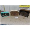 Image 5 : 3 Vintage Radios: 2 Wooden Cabinet + 1 Plastic Cased