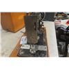 Image 5 : Singer Sewing Machine with Wooden Carry Box 