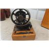 Image 6 : Singer Sewing Machine with Wooden Carry Box 