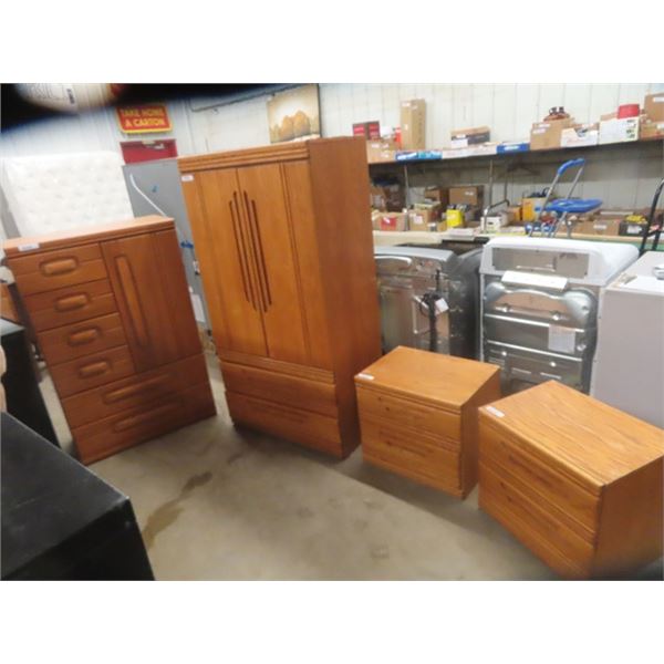 Oak 4 pc Bedroom Suite: 6 Drawer 1 Door Dresser 18" x 35" x 54" , 2 Door 2 Drawer Armoire 21" x 36" 