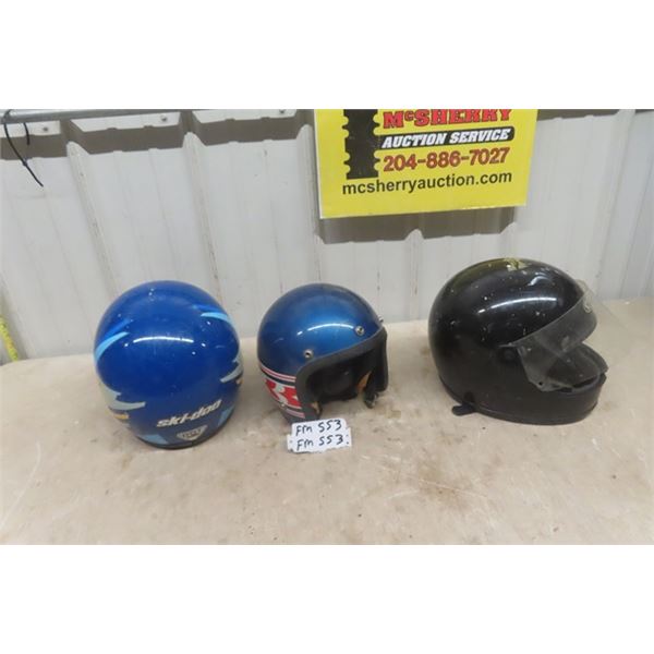 3 Snowmobile Helmets ; Ski-Doo Labelled Sz Small, Kawasaki Sz Small? , Snowmobile 7 1/4 Sz