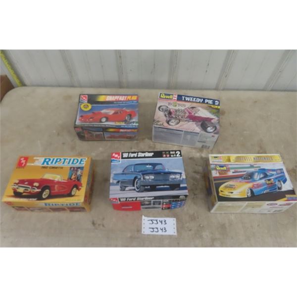 5 Model Kits ; '92 Camaro - Sealed, Ed Roth Tweety Pie - Sealed, '60 Corvette, '60 Ford Starliner, 